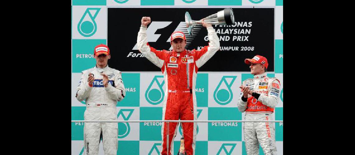 El polaco Kubica y el finlandes Kovalainen acompaÃ±aron al campeÃ³n en el podio AFP 