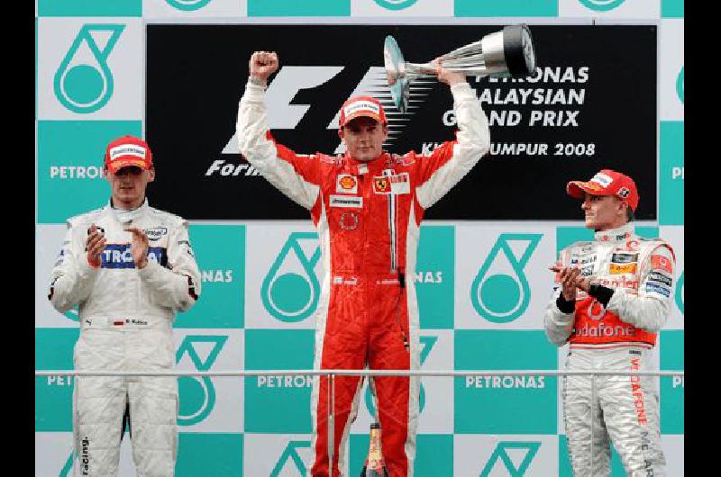 El polaco Kubica y el finlandes Kovalainen acompaÃ±aron al campeÃ³n en el podio AFP 