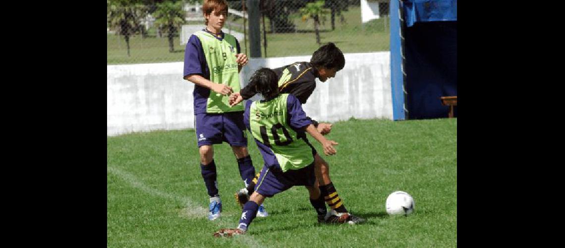 En su cancha Embajadores estableciÃ³ una clara supremacÃ­a sobre San MartÃ­n de Sierras Bayas Marcelo Kehler 