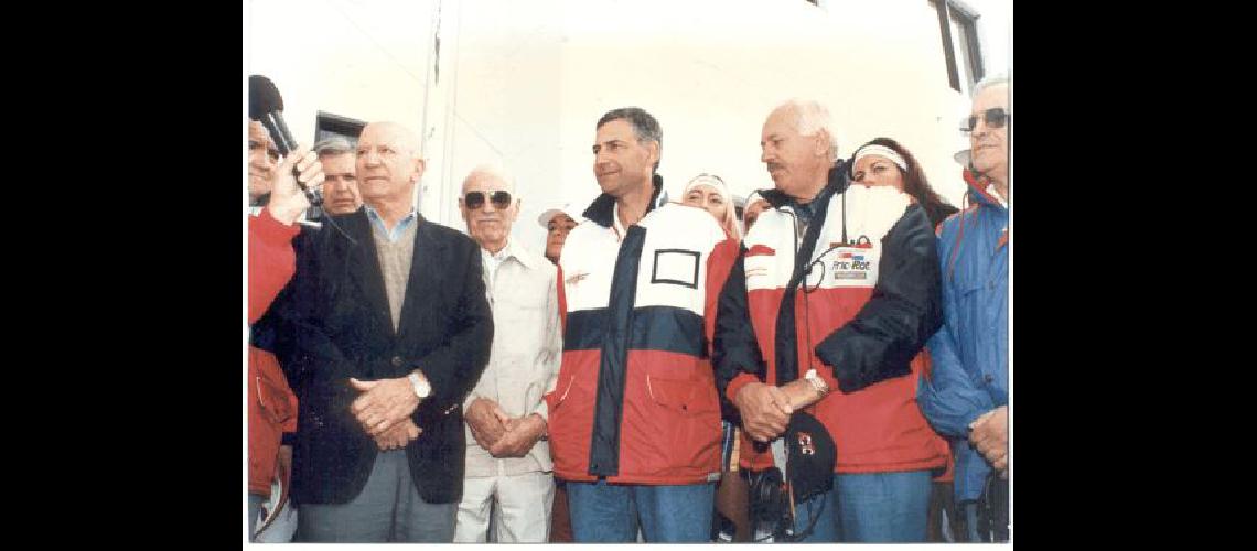 Momento histÃ³rico El ex intendente Helios Eseverri Torcuato Emiliozzi AmÃ­lcar Dirazar (AMCO) y Juan Carlos Deambrosi (ACTC) dejan inaugurado el AutÃ³dromo de OlavarrÃ­a Archivo 