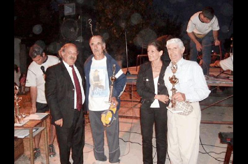 El intendente Pellita y la diputada Silvia Caballero junto con los campeones lapridenses (Foto Municipalidad de Laprida) 