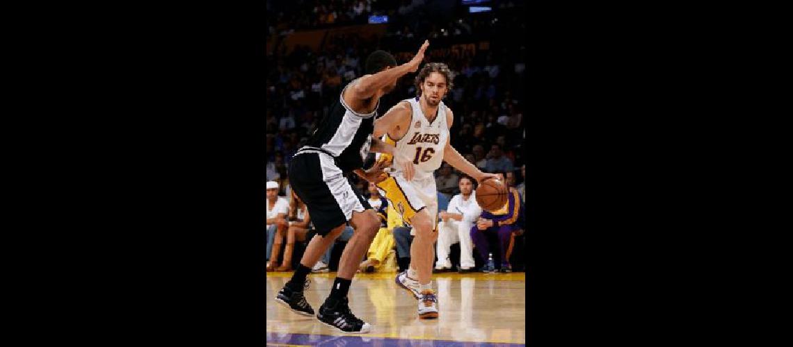 El espaÃ±ol Gasol maniobra ante Tim Duncan AFP 