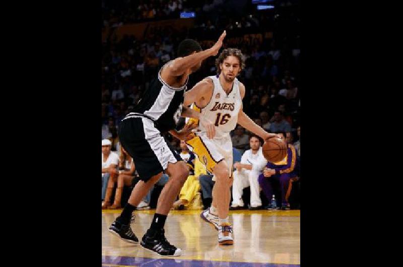 El espaÃ±ol Gasol maniobra ante Tim Duncan AFP 