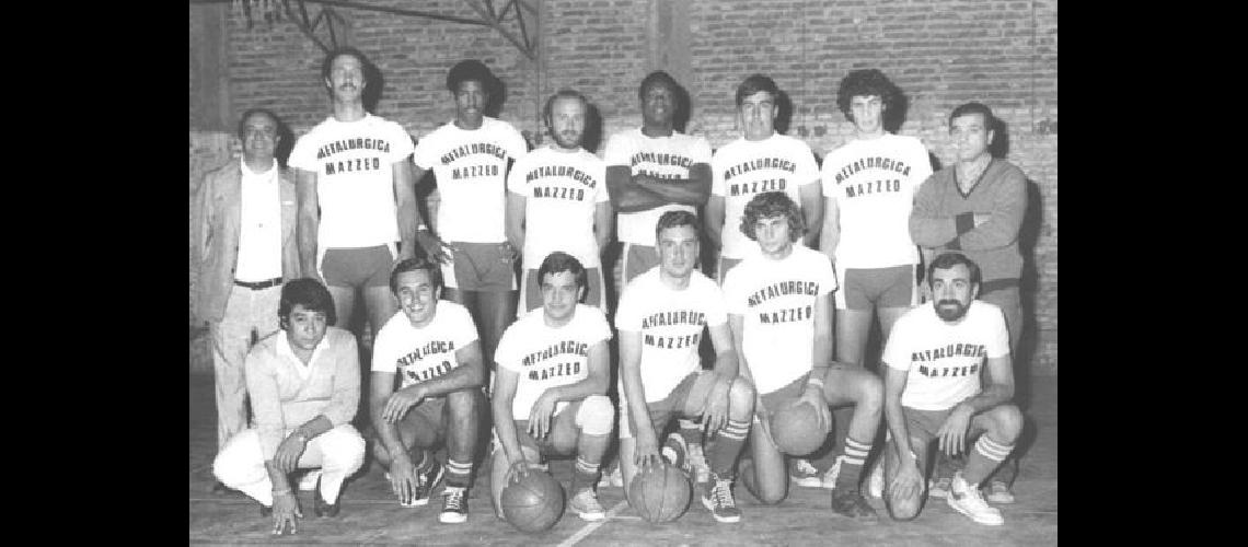 El equipo de Pueblo Nuevo del Torneo de Verano 19811982- Juan JosÃ© Maceo Adolfo Perazzo Donald Baker Albino Tosetto Keneth Hubert Jorge Ocez Walter Rubino y Carlos Greco (parados) Fernando Cancina NÃ©stor Popp Marcelo Larregina J 