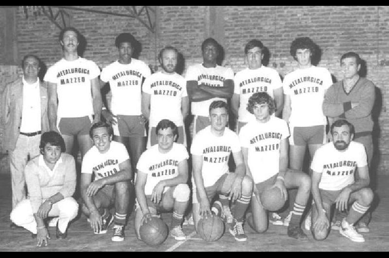 El equipo de Pueblo Nuevo del Torneo de Verano 19811982- Juan JosÃ© Maceo Adolfo Perazzo Donald Baker Albino Tosetto Keneth Hubert Jorge Ocez Walter Rubino y Carlos Greco (parados) Fernando Cancina NÃ©stor Popp Marcelo Larregina J 