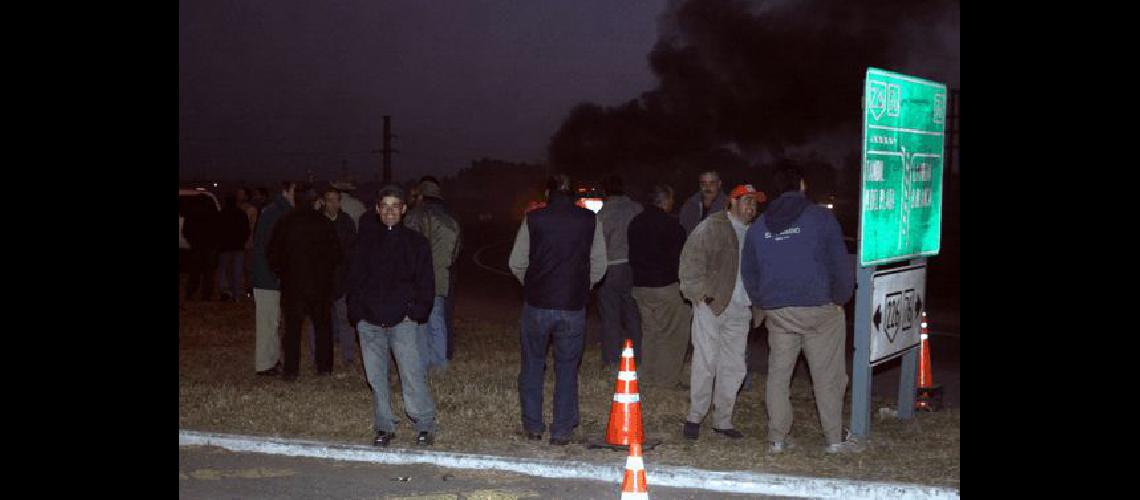 Los productores locales se concentraron desde temprano en la ruta Claudio MartÃ­nez 