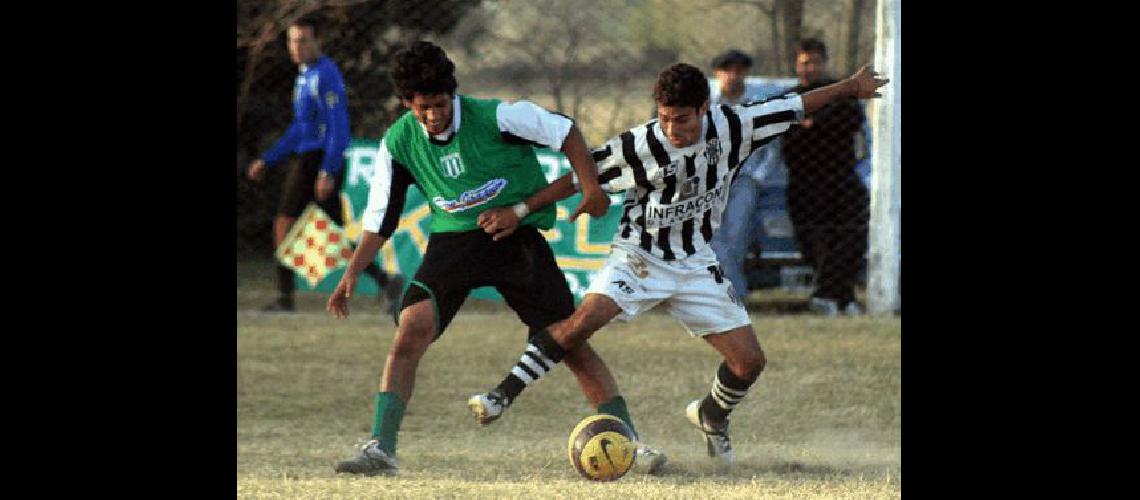 Festejo bataraz EL equipo del Parque Guerrero no desaprovechÃ³ la oportunidad y se adjudicÃ³ el torneo Apertura Claudio MartÃ­nez 