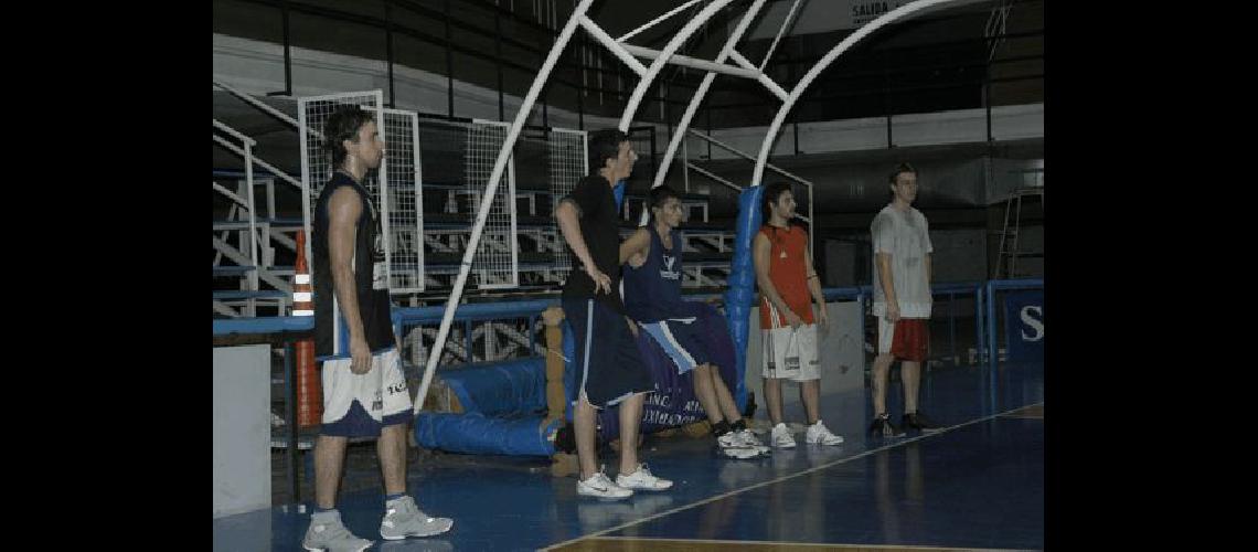 El equipo olavarriense volviÃ³ a entrenarse en el Gran Gimnasio del Parque Carlos Guerrero en la noche de ayer Carlos RamÃ­rez 