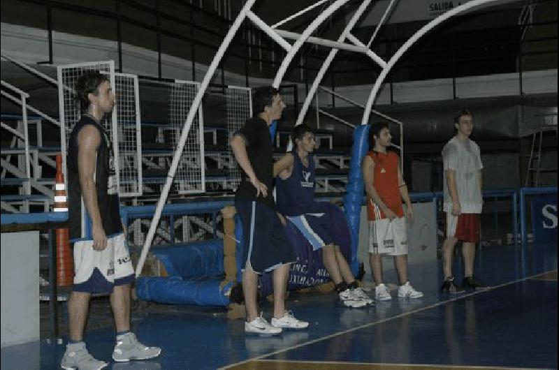 El equipo olavarriense volviÃ³ a entrenarse en el Gran Gimnasio del Parque Carlos Guerrero en la noche de ayer Carlos RamÃ­rez 