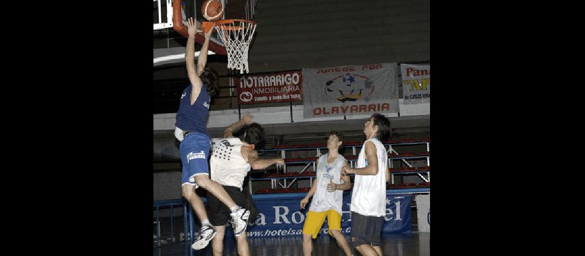 La selecciÃ³n entrenÃ³ ayer con vistas al difÃ­cil partido de hoy ante Necochea Carlos RamÃ­rez archivo 