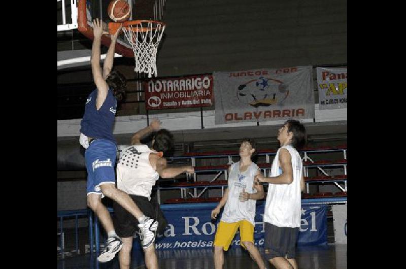 La selecciÃ³n entrenÃ³ ayer con vistas al difÃ­cil partido de hoy ante Necochea Carlos RamÃ­rez archivo 