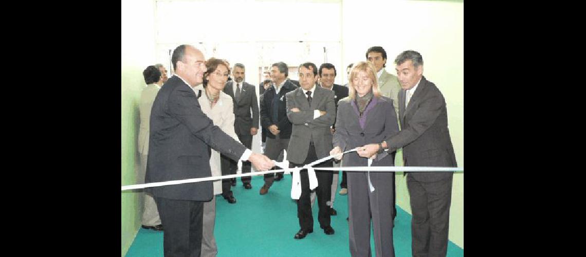 Momento del corte de cintas en la puerta de ingreso del gimnasio del CEF (Cintas1) 