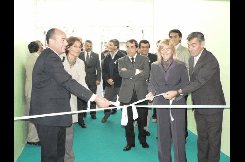 Momento del corte de cintas en la puerta de ingreso del gimnasio del CEF (Cintas1) 