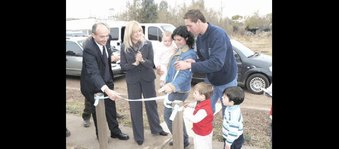 La familia Furh recibiÃ³ a la Ministra bonaerense y al intendente para cortar las cintas (Cintas3) 