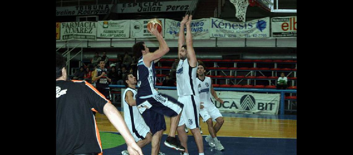 Leandro Mateo enfila hacia el canasto ante la oposiciÃ³n de Federico Arce El olavarriense tuvo un gran juego el domingo ante Necochea Claudio MartÃ­nez 