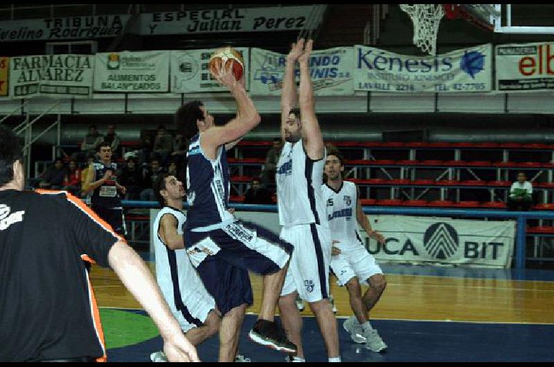 Leandro Mateo enfila hacia el canasto ante la oposiciÃ³n de Federico Arce El olavarriense tuvo un gran juego el domingo ante Necochea Claudio MartÃ­nez 