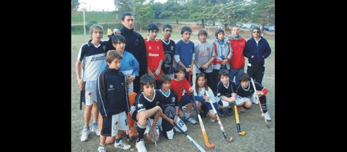 El equipo Sub 14 de Estudiantes junto con los jugadores de Laprida Prensa 