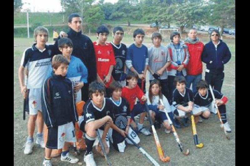 El equipo Sub 14 de Estudiantes junto con los jugadores de Laprida Prensa 