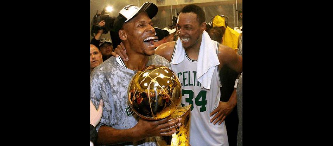 Ray Allen Paul Pierce y el merecido trofeo de campeÃ³n AFP 