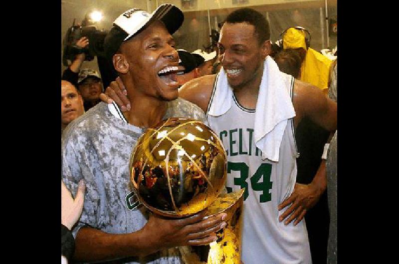 Ray Allen Paul Pierce y el merecido trofeo de campeÃ³n AFP 