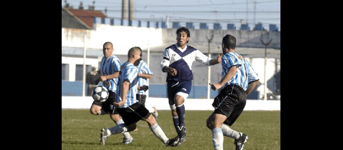 Ferro Carril Sud y Estudiantes volverÃn a estar esta tarde frente a frente En el Apertura empataron 0 a 0 en el Parque Carlos Guerrero Archivo 