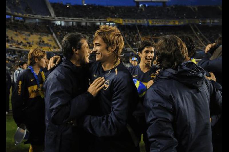 El Chueco Alves se abraza con el entrerriano Noir despuÃ©s de la goleada sobre Tigre que le dio el tÃ­tulo a su equipo Gentileza OlÃ© 