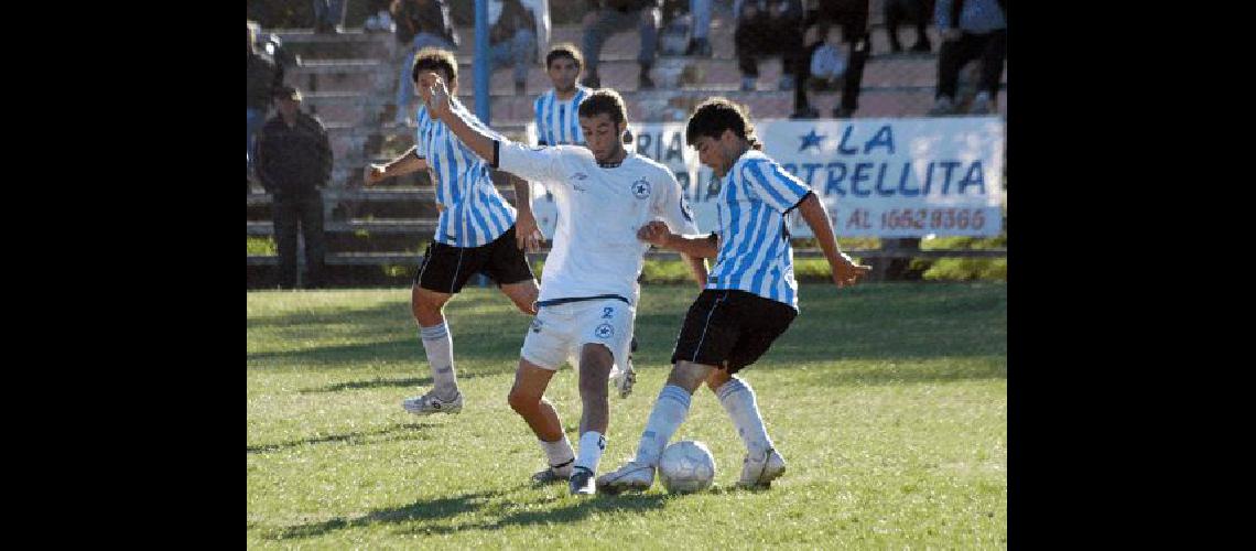 En acciÃ³n la zurda que maneja al puntero del Clausura Hugo Janson volviÃ³ de Independiente y enseguida se hizo pieza clave del carbonero Archivo Marcelo Kehler 