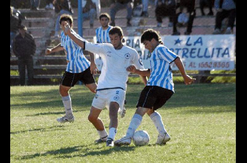 En acciÃ³n la zurda que maneja al puntero del Clausura Hugo Janson volviÃ³ de Independiente y enseguida se hizo pieza clave del carbonero Archivo Marcelo Kehler 