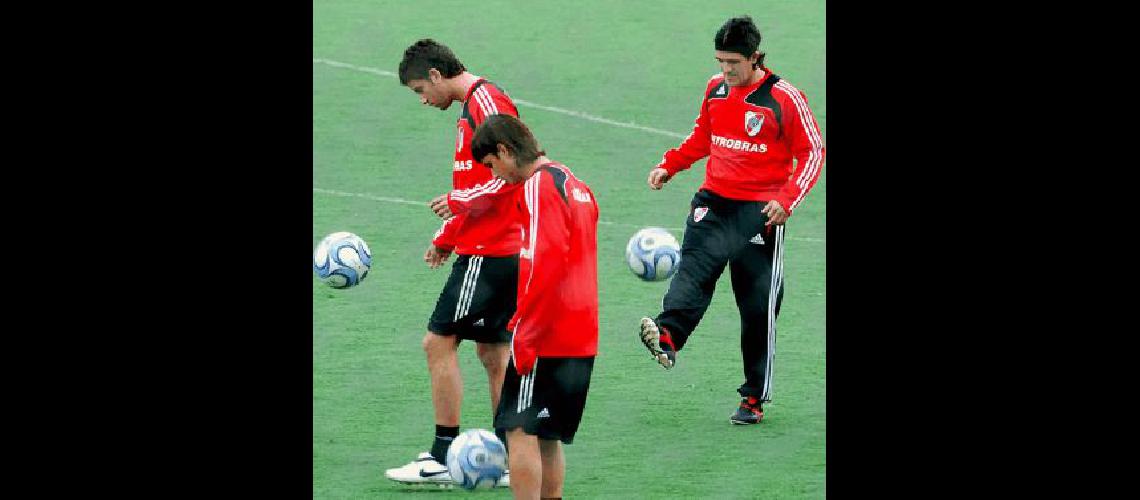 Ariel Ortega fue el primer futbolista en llegar al estadio Monumental DyN 