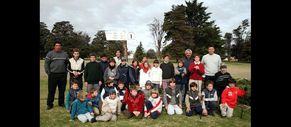 Los chicos que integran la escuela de golf albinegra jugaron el primer torneo de julio Claudio MartÃ­nez 