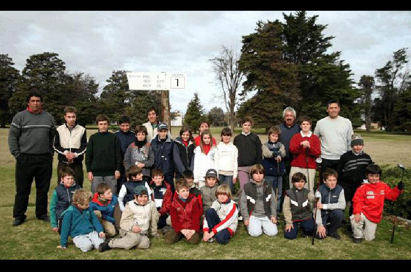 Los chicos que integran la escuela de golf albinegra jugaron el primer torneo de julio Claudio MartÃ­nez 