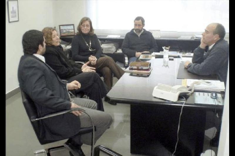 Beatriz Sosa junto con los funcionarios provinciales y municipales  Foto- Municipalidad de Laprida 