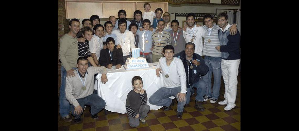 Los dirigentes de Ferro reconocieron a su plantel el Ãºltimo sÃbado en el buffet de la avenida Pringles Carlos RamÃ­rez 