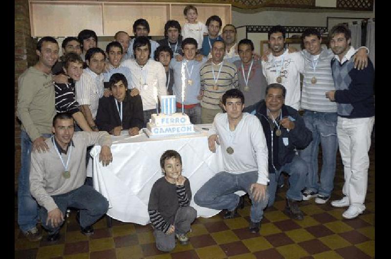 Los dirigentes de Ferro reconocieron a su plantel el Ãºltimo sÃbado en el buffet de la avenida Pringles Carlos RamÃ­rez 