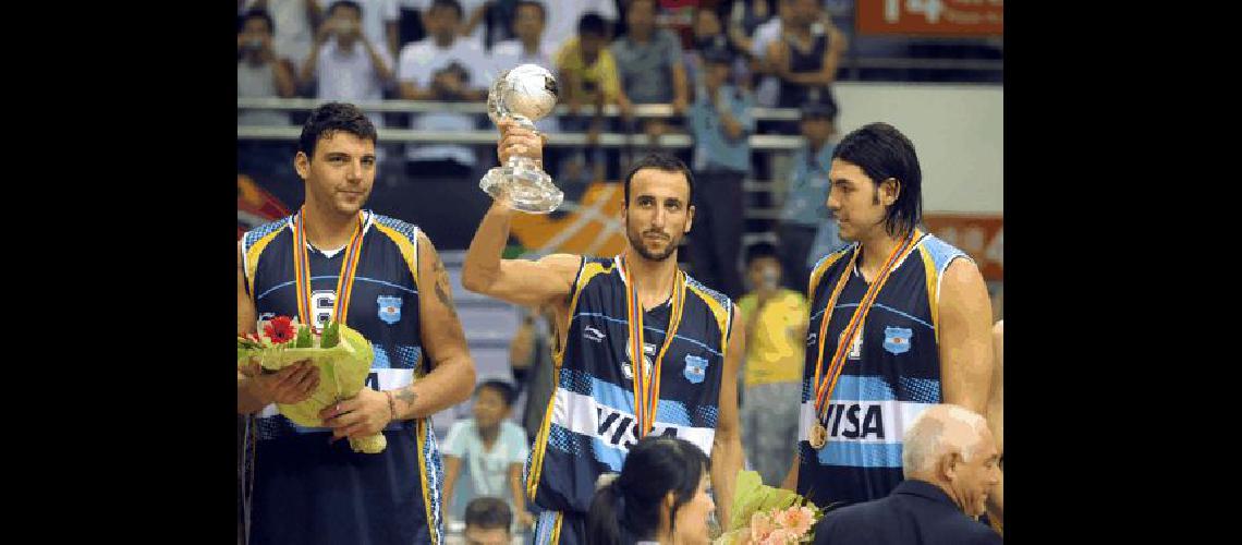 Manu exhibe la copa ganada en Nanjing ante el equipo australiano en la maÃ±ana de ayer AFP 