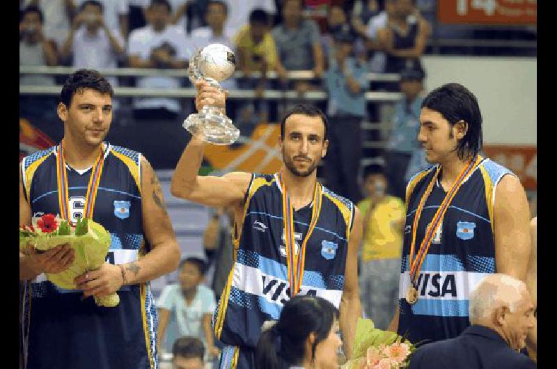 Manu exhibe la copa ganada en Nanjing ante el equipo australiano en la maÃ±ana de ayer AFP 