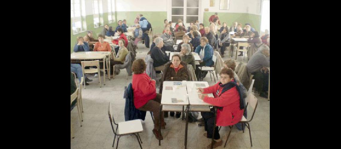 Los abuelos participaron de la instancia de chin chon (Foto Municipalidad de Laprida) 