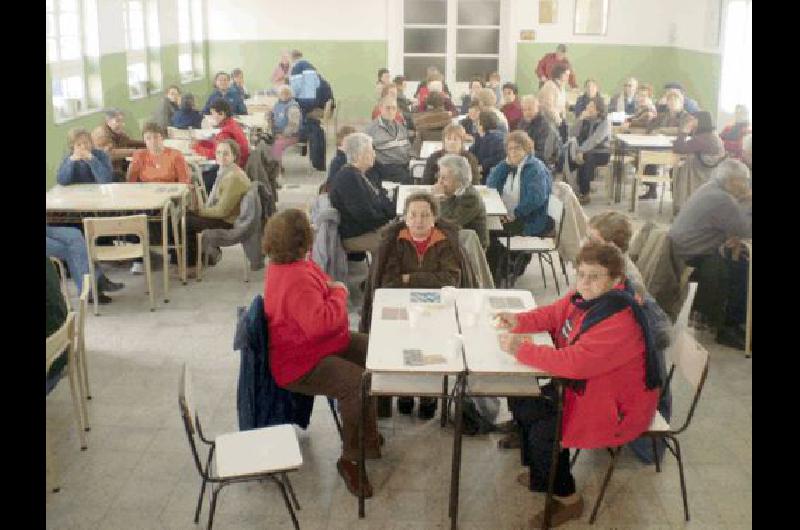 Los abuelos participaron de la instancia de chin chon (Foto Municipalidad de Laprida) 