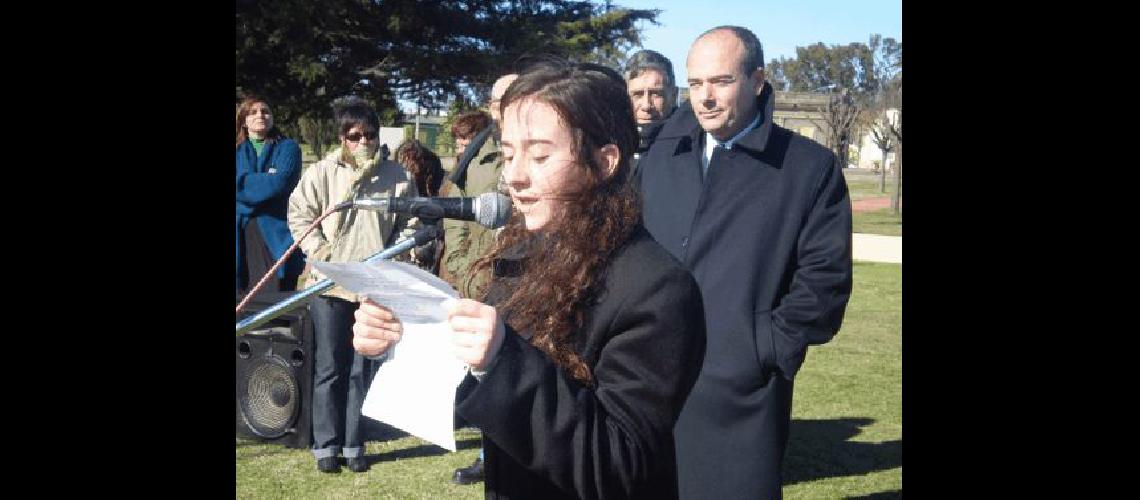 La joven Melisa Venzi leyÃ³ una poesÃ­a en el aniversario de la localidad (Foto- Municipalidad de Laprida) 