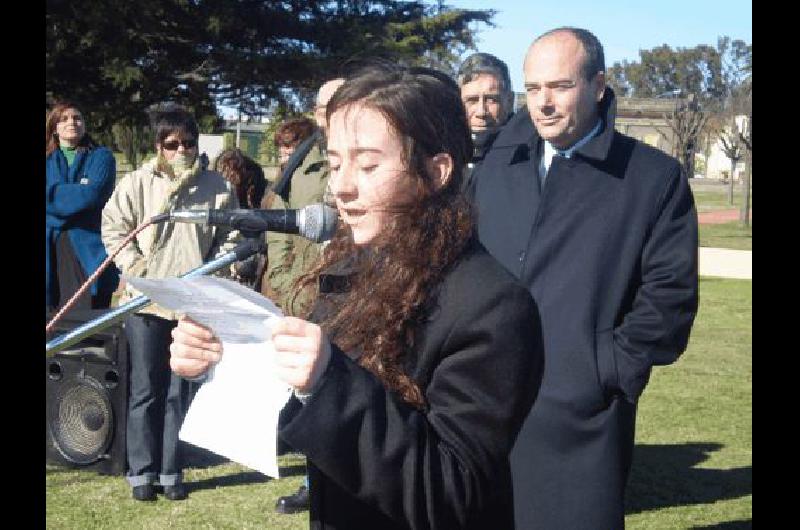 La joven Melisa Venzi leyÃ³ una poesÃ­a en el aniversario de la localidad (Foto- Municipalidad de Laprida) 