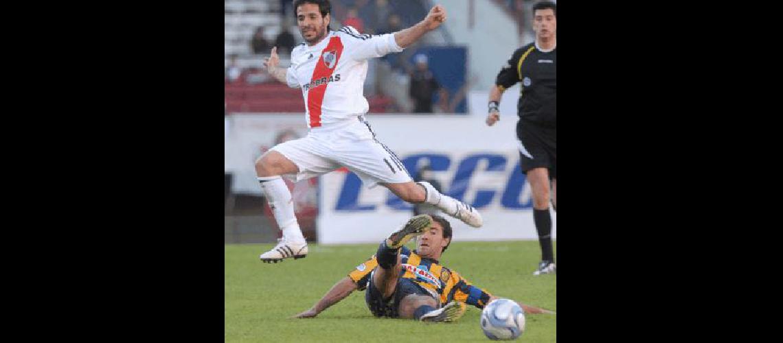 Dos zurdos por una pelota El Kily GonzÃlez va a los pies de MatÃ­as Abelairas quien estuvo muy cerca de anotar otra vez desde una pelota parada 