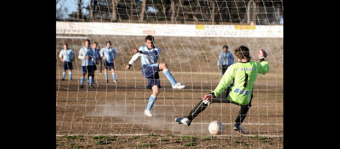 En el final del partido Pedro FernÃ�ndez anotÃ³ de penal el gol que asegurÃ³ la victoria de Racing de La Madrid en el Parque Carlos Guerrero Claudio MartÃ­nez 