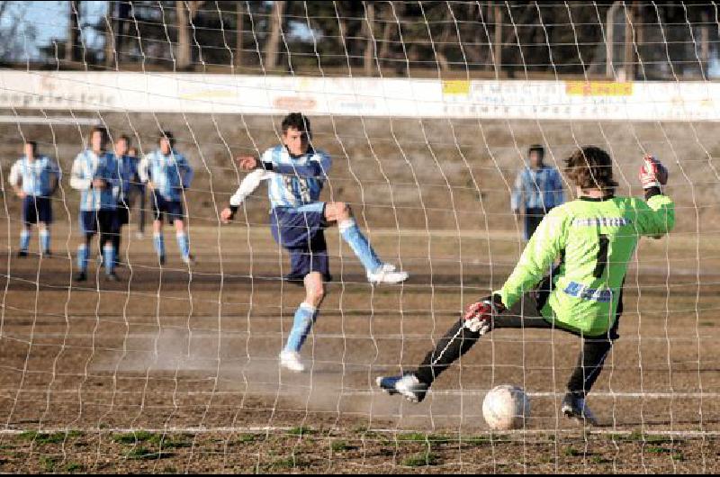 En el final del partido Pedro FernÃ�ndez anotÃ³ de penal el gol que asegurÃ³ la victoria de Racing de La Madrid en el Parque Carlos Guerrero Claudio MartÃ­nez 