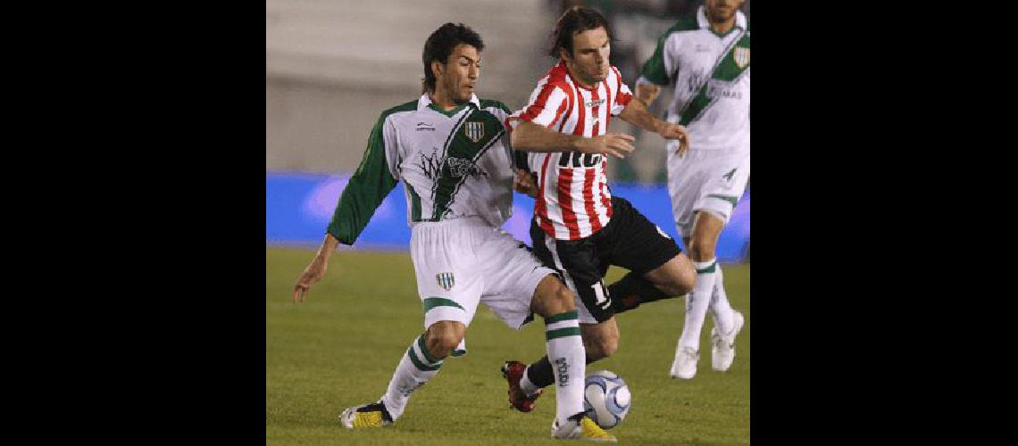 Mauro Boselli es la carta de gol de los albirrojos de La Plata AFP 