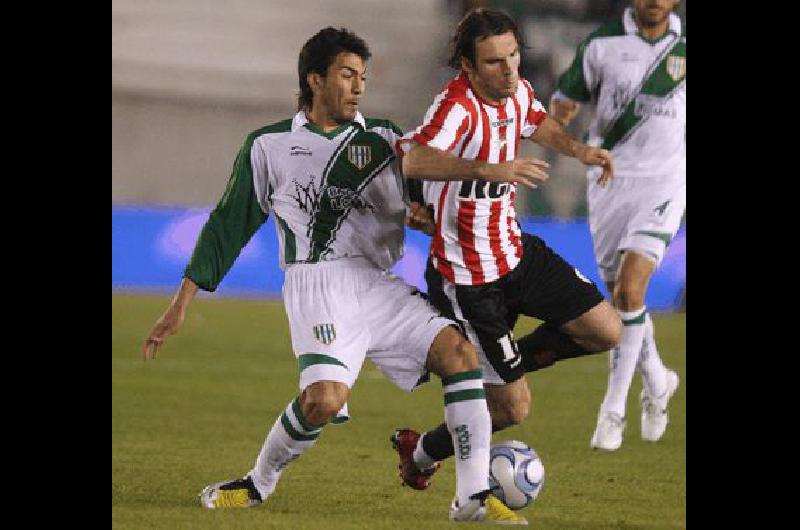 Mauro Boselli es la carta de gol de los albirrojos de La Plata AFP 