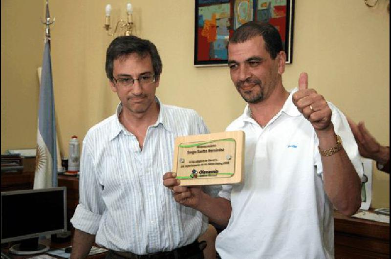 JosÃ© Eseverri le entregÃ³ al Oveja una plaqueta en reconocimiento por su desempeÃ±o en Beijing como DT del equipo de bÃsquetbol argentino Claudio MartÃ­nez 