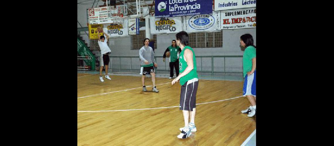 El equipo albiverde se entrena lunes miÃ©rcoles y viernes en el gimnasio Juan Manolio Carlos RamÃ­rez 