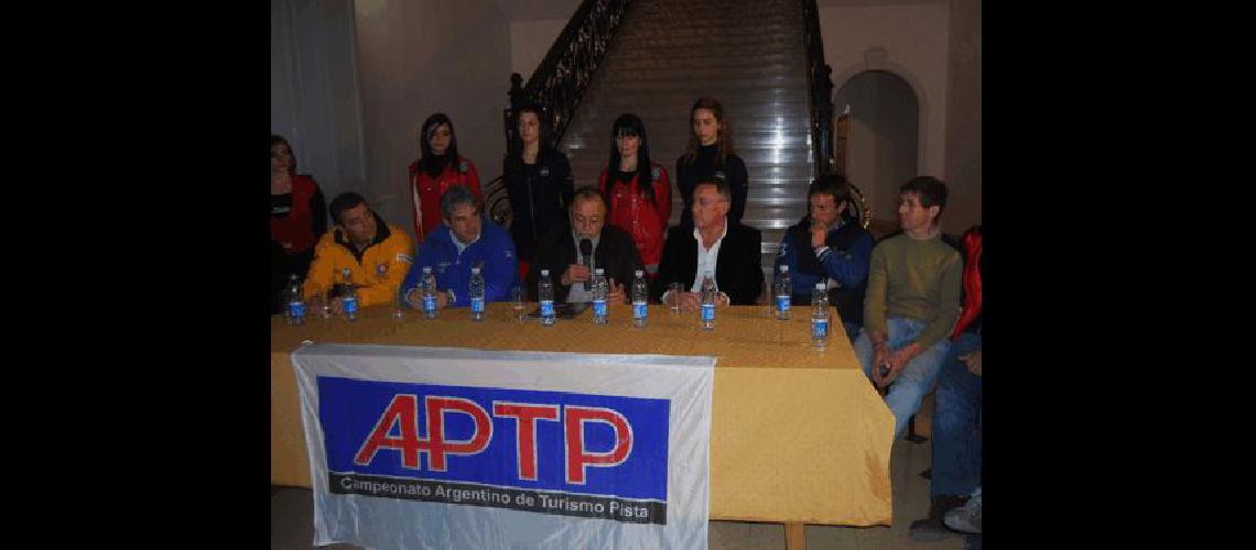 Directivos y pilotos en la conferencia de prensa Claudio MartÃ­nez