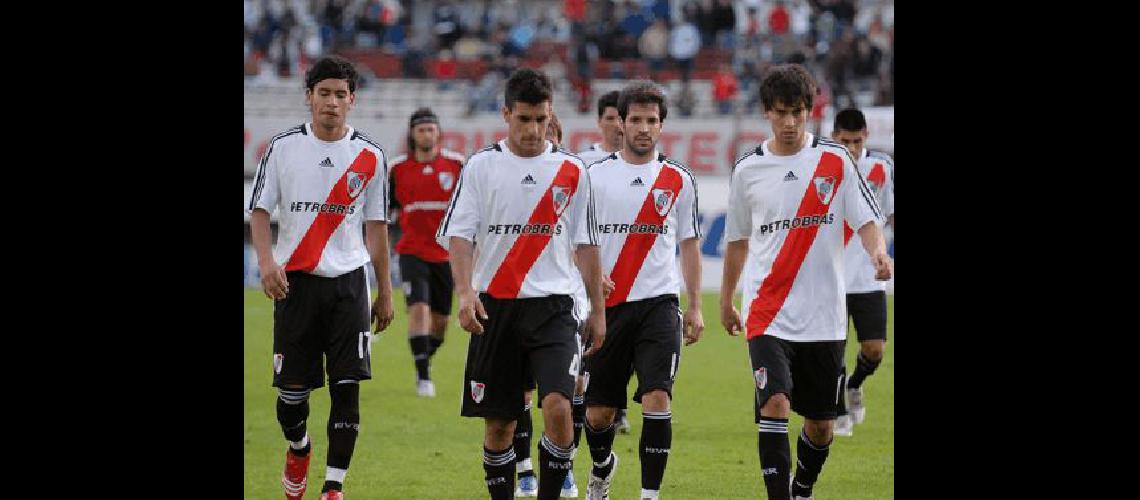 Las caras lo dicen todo River perdiÃ³ en el Monumental con VÃ©lez y profundizÃ³ su mal momento en el torneo Apertura DyN 