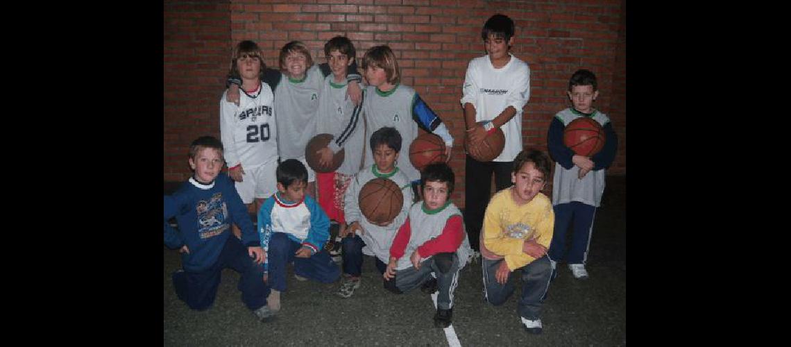 Los chicos practican bÃsquetbol en el gimnasio aurinegro serrano Prensa 